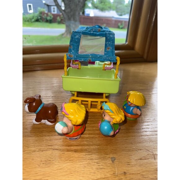 Fisher-Price Little People Beach Camping Set With Camper & Figures - Picture 6 of 7